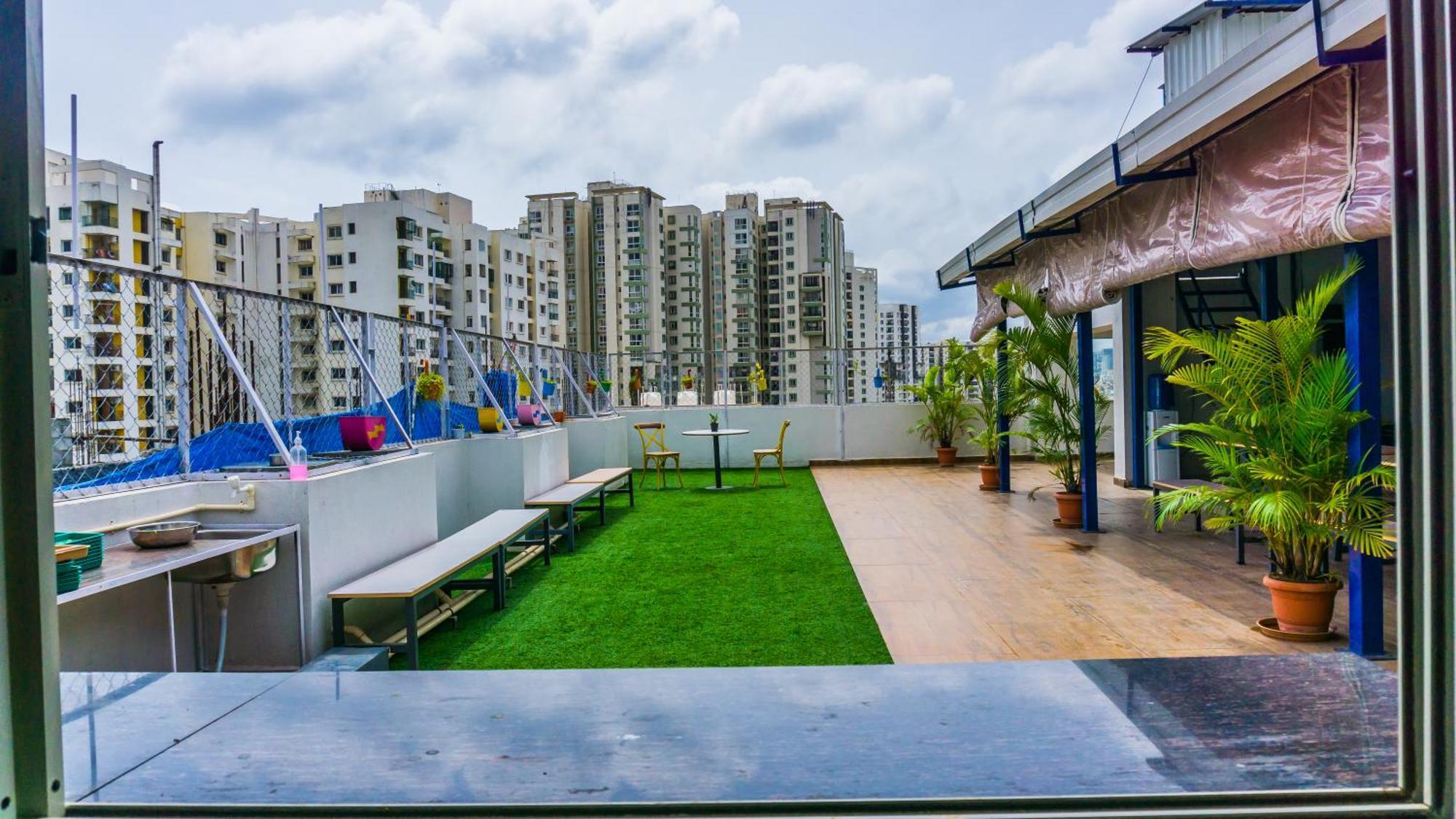 Local Colive Sarjapur Aparthotel Bangalore Buitenkant foto